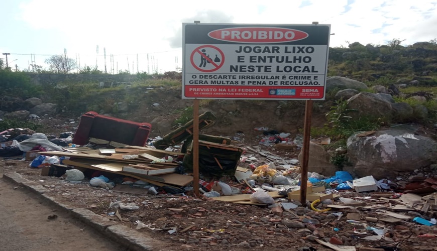 Placa proibido jogar lixo e entulho neste local com lei federal