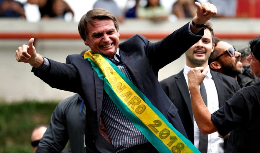 Federal deputy Jair Bolsonaro, a pre-candidate for Brazil's presidential election, gestures as he arrives at Afonso Pena airport in Curitiba, Brazil March 28, 2018. REUTERS/Rodolfo Buhrer